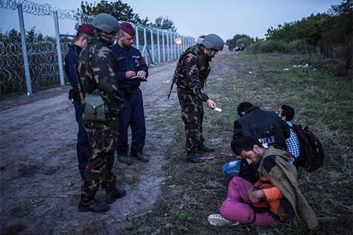 Amnistía Internacional acusa a Hungría de abusar y degradar a los refugiados Las tácticas contra los refugiados incluyen agresiones y persecuciones con perros